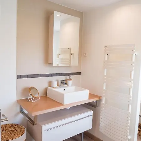 La Petite Maison, Jardin Et Jacuzzi, Proche De Lyon Semesterbostad *