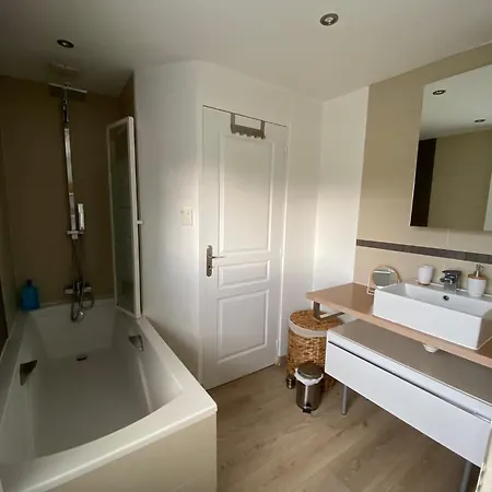 La Petite Maison, Jardin Et Jacuzzi, Proche De Lyon Semesterbostad